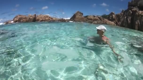 Yüzme havuzundaki kadın — Stok video