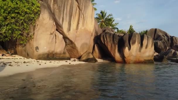 Dämmerhimmel bei la digue — Stockvideo