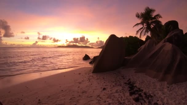 Par på Seychellerna La Digue — Stockvideo