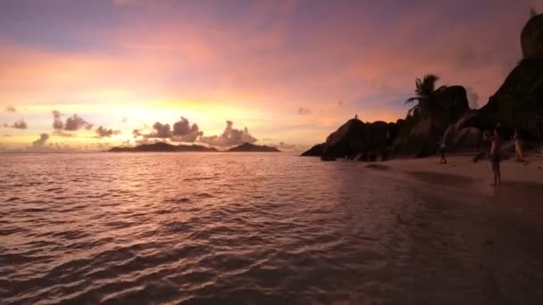 Turister på Seychellerna La Digue — Stockvideo