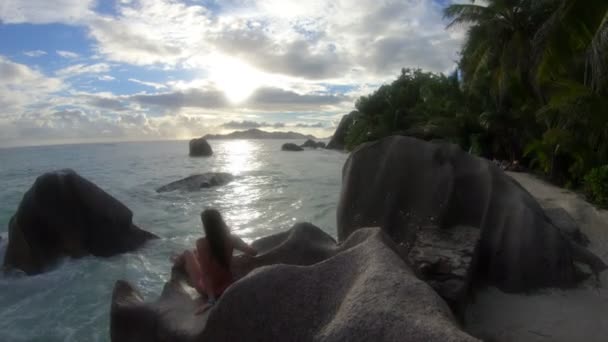 Turist kvinna på Seychellerna La Digue — Stockvideo
