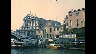 Venedik Scalzi Köprüsü ve Santa Maria di Nasıra kilisesi