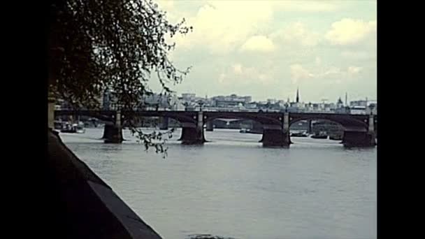 Puente Archival Westminster en Londres — Vídeo de stock