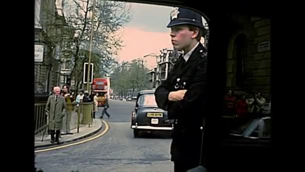 Londra 'da Archival polis Bobby — Stok video