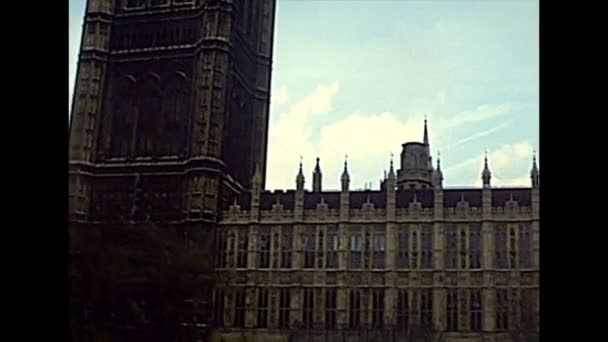 Victoria Tower en tuin in Londen — Stockvideo