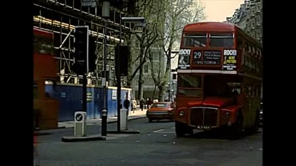 Ročník červeného autobusu v Londýně — Stock video