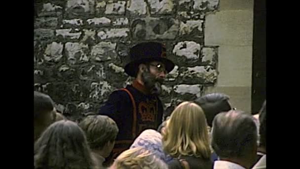 Archivo Yeoman Beefeater del castillo de la Torre de Londres — Vídeos de Stock
