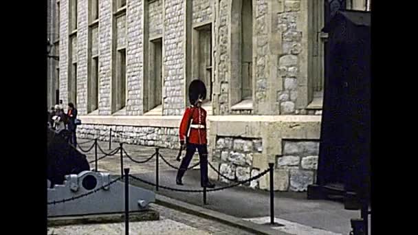 Archival Torre di Londra guardia rossa marcia — Video Stock