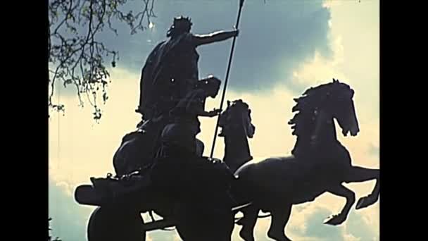 Boadicea and Her Daughters bronze statue in London — Stock Video