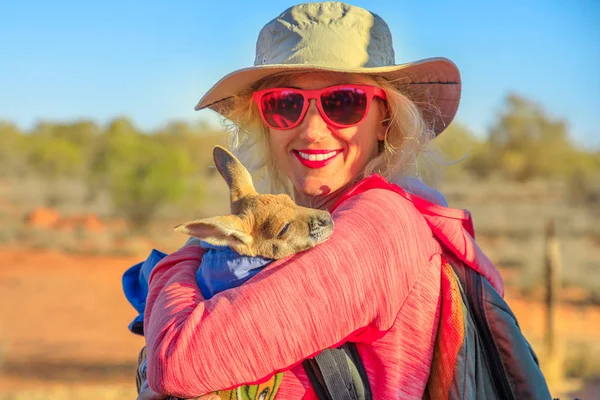 Женщина держит кенгуру Джоуи — стоковое фото