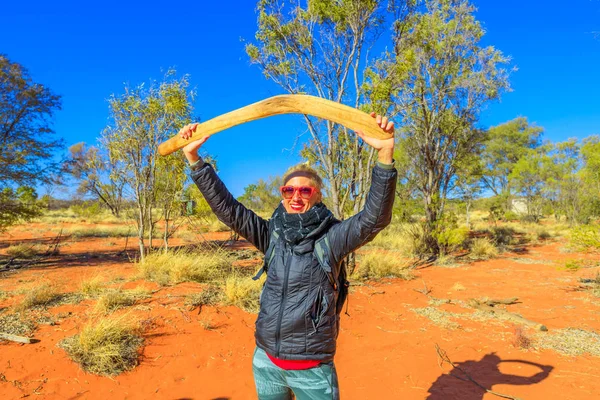 Frau mit Aborigine-Bumerang — Stockfoto