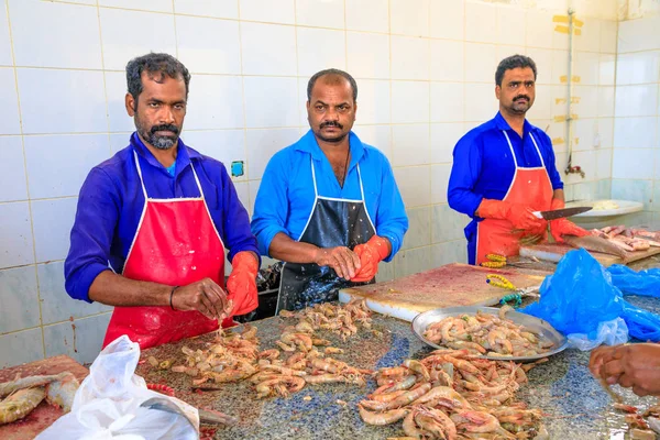 Workers at fish market — Stock Photo, Image