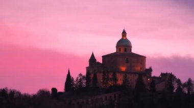 San Luca Kilisesi alacakaranlıkta