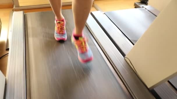 Běh bot na běžícím trenažéru — Stock video