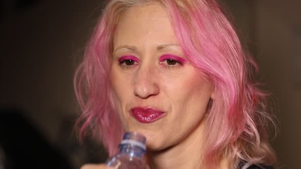 Vrouw die water drinkt — Stockvideo