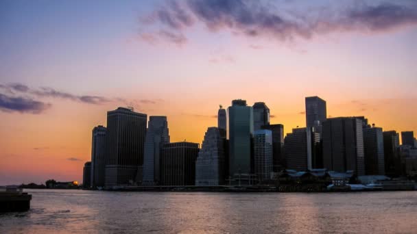 Na nábřeží v New Yorku při západu slunce — Stock video