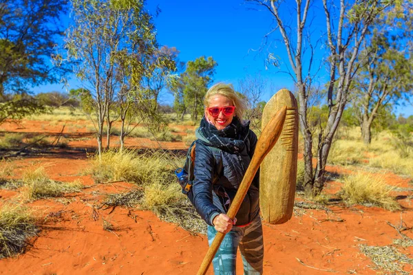 Woman with aboriginal weapons — Stock Photo, Image