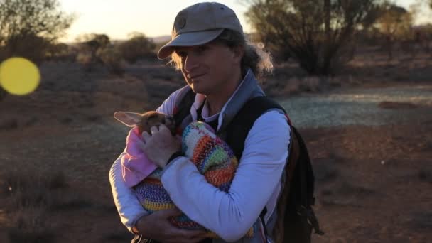Turist tutan bebek kanguru — Stok video
