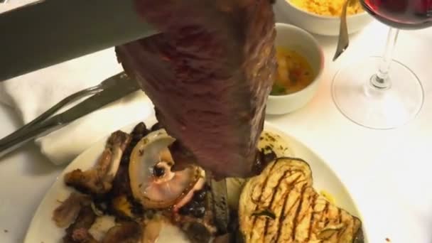 Braziliaans restaurant met zwaard — Stockvideo