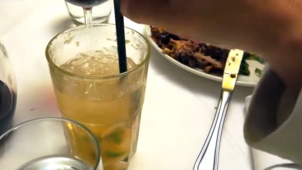 Mojito Cocktail in Braziliaans restaurant — Stockvideo