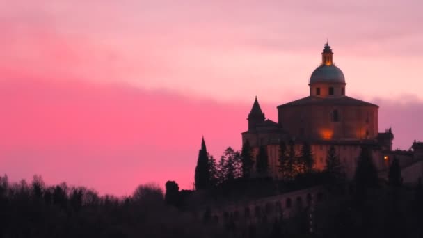 San Luca Kilisesi alacakaranlıkta — Stok video
