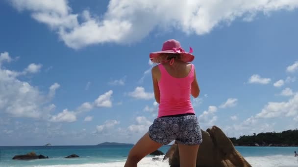 Anse Lazio Seychelles női fotós — Stock videók