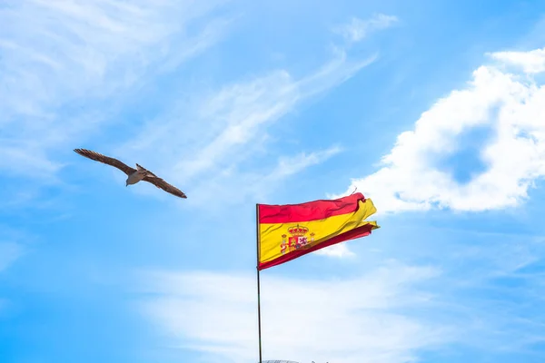 Bandeira espanhola no céu — Fotografia de Stock