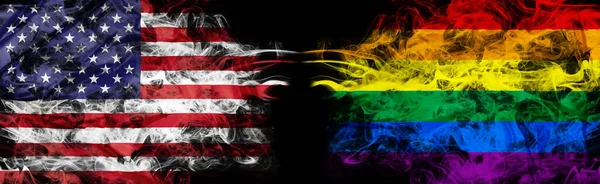 США і ЛГБТ-спільнота з димними прапорами. — стокове фото