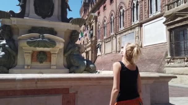 Cerrahi maskeli İtalyan kız. — Stok video