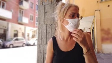 Bologna Kafe 'de cerrahi maske