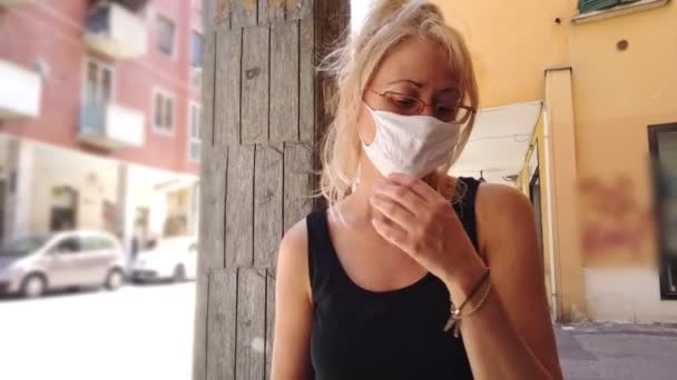 Kirurgisk mask på caféet i Bologna — Stockvideo