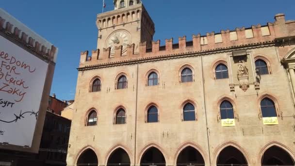 Torre del reloj de Bolonia del palacio de Accursio — Vídeo de stock