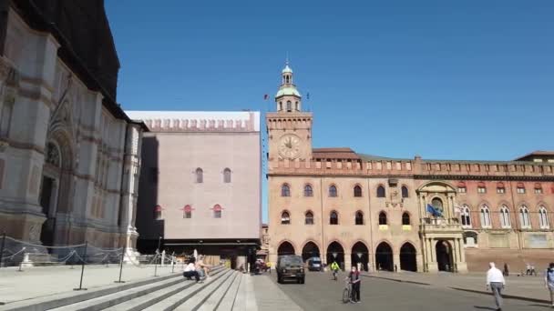 Persoane cu masca chirurgicala in Piazza Maggiore din Bologna — Videoclip de stoc