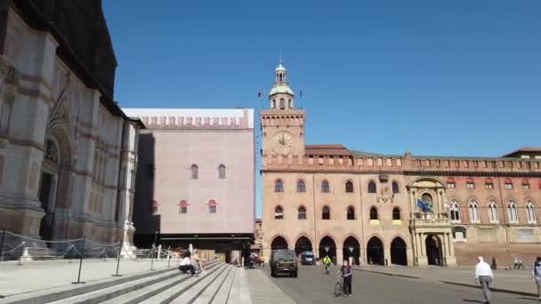 Mensen met een chirurgisch masker op Piazza Maggiore van Bologna — Stockvideo