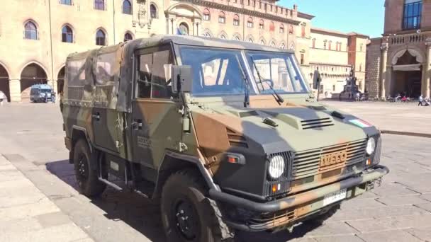 Covid-19 Italienska armén lastbil — Stockvideo