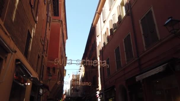 Texten i Cesare Cremonini i Bologna — Stockvideo