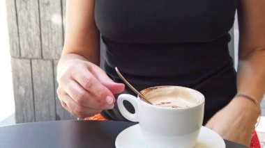 Bologna Kafe 'de cerrahi maske
