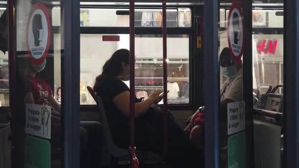 Warnschilder an Bussen in Bologna — Stockvideo