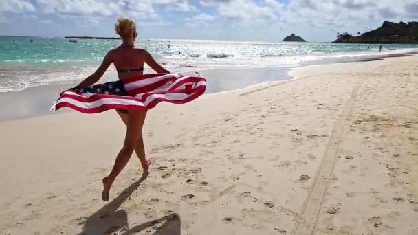미국 국기를 신고 뛰어다니는 애국심을 가진 여자 — 비디오