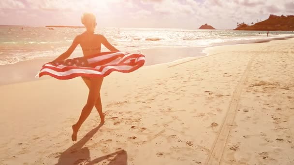 Патриотичная женщина прыгает с американским флагом — стоковое видео