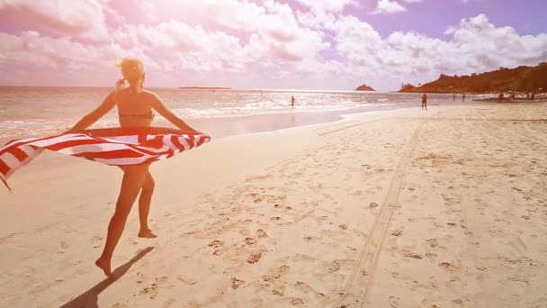 Strandtuch mit amerikanischer Flagge — Stockvideo