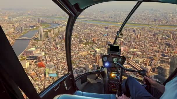 Hubschrauber über der Skyline Japans bei Sonnenuntergang — Stockvideo