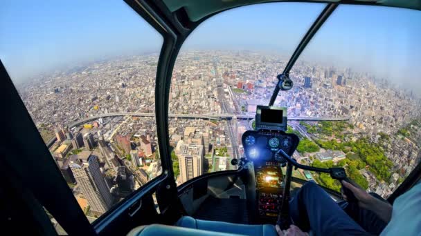 Hubschrauber über der Fischaugen-Skyline von Osaka — Stockvideo