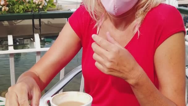 Italian cafe with surgical mask in Elba — Stock Video