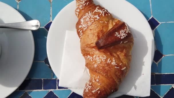 Kávový a croissant anténní pohled — Stock video