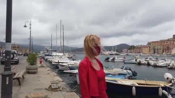 Covid-19 'daki Elba Adası Portoferraio Limanı. — Stok video