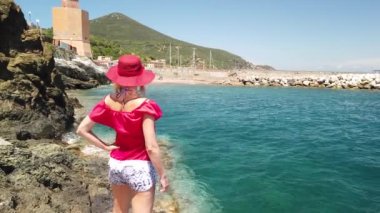 Elba Adası Rio Marina Resifi 'ndeki Kadın