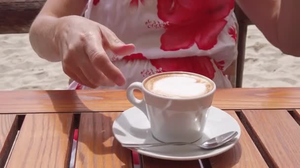 Ιταλική καφετέρια πρωινού στην παραλία του νησιού Έλμπα — Αρχείο Βίντεο