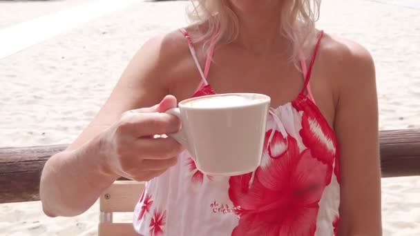 Italian breakfast cafe in Elba island beach — Stock Video