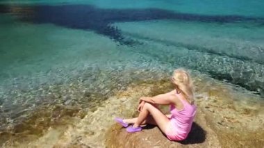 Elba Adası 'ndaki kadın Sant Andrea Sahili